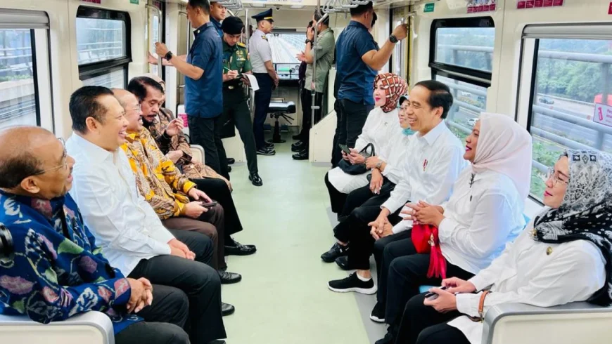 Presiden Jokowi bersama sejumlah kepala lembaga negara naik LRT Jabodebek.