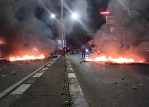 Kericuhan terjadi di kawasan Dago Bandung ketika warga yang memblokir jalan dengan membakar ban dan kayu dekat Teminal Dago dibubarkan paksa pasukan polisi.