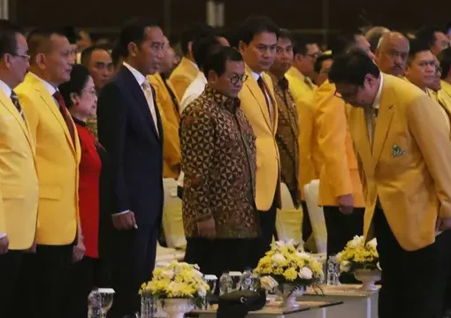 Ketua Umum Golkar, Airlangga Hartarto memberikan salam kepada Presiden Joko Widodo (Jokowi) dan Ketua Umum PDIP Megawati Soekarnoputri saat perayaan HUT ke-54 Partai Golongan Karya (Golkar) di Jakarta, Minggu (21/10).