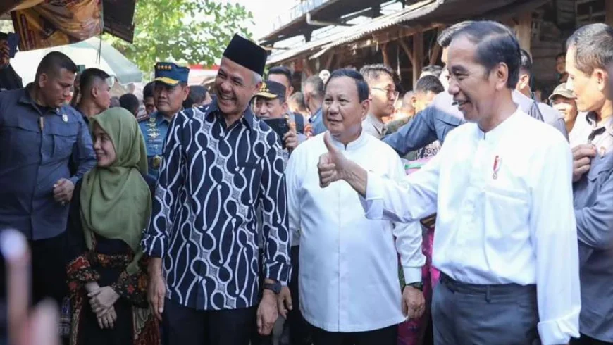 Presiden Jokowi didampingi Ganjar Pranowo dan Prabowo Subianto.