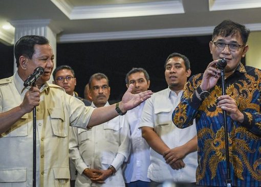 Bakal calon presiden dari Gerindra Prabowo Subianto dan kader PDIP Budiman Sudjatmiko menerima dukungan dari relawan Prabu sebagai capres-cawapres)