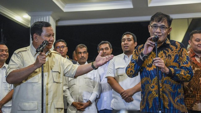 Bakal calon presiden dari Gerindra Prabowo Subianto dan kader PDIP Budiman Sudjatmiko menerima dukungan dari relawan Prabu sebagai capres-cawapres)