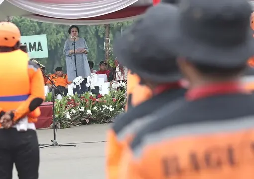 Ketua Umum PDI Perjuangan Megawati Soekarnoputri memberikan sambutan saat penutupan pelatihan Baguna PDIP di Bumi Perkemahan Cibubur, Jakarta, Kamis (23/11).