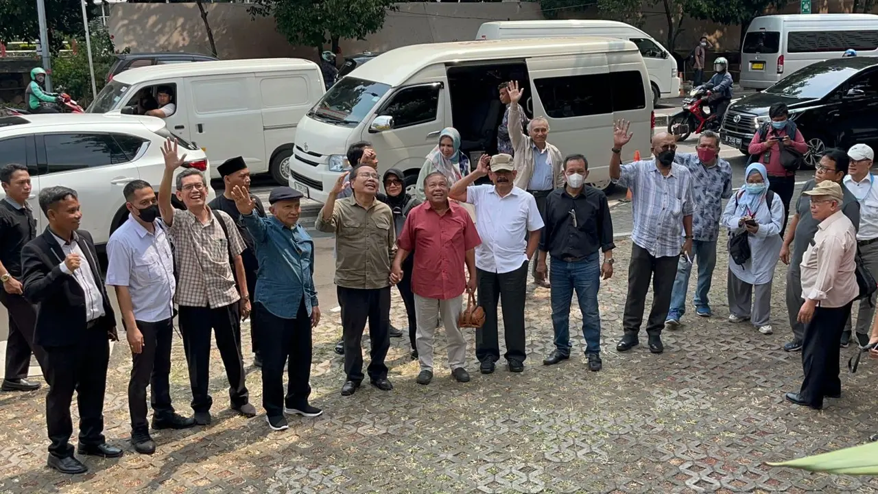 Ketua Majelis Syuro Partai Ummat Amien Rais dan Rizal Ramli bersama sejumlah orang mendatangi Gedung KPK, Senin (21/8/2023).