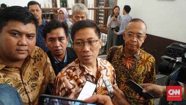 Bekas Bupati Cirebon Sunjaya Purwadisastra divonis dengan pidana tujuh tahun penjara dan denda Rp1 miliar subsidair tiga bulan kurungan atas kasus suap, gratifikasi dan Tindak Pidana Pencucian Uang (TPPU) senilai Rp66 miliar.