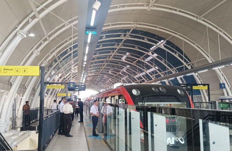 Presiden Joko Widodo saat memberikan keterangan pers di Stasiun LRT Dukuh atas usai melakukan perjalanan naik LRT dari Stasiun Harjamukti ke Stasiun Dukuh Atas, Kamis (3/8/2023).