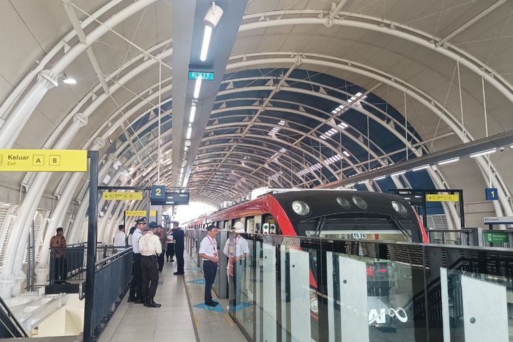 Presiden Joko Widodo saat memberikan keterangan pers di Stasiun LRT Dukuh atas usai melakukan perjalanan naik LRT dari Stasiun Harjamukti ke Stasiun Dukuh Atas, Kamis (3/8/2023).