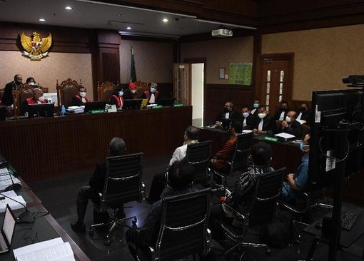 Sidang hari ini, terungkap ada lebih bayar sebesar Rp1,7 triliun di proyek BTS BAKTI Kominfo. Hakim sampai heran.
