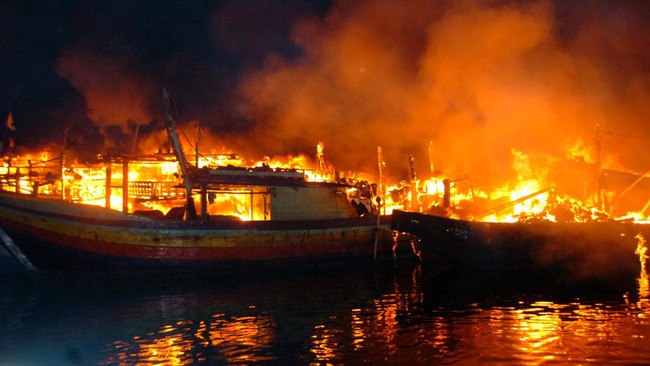 Puluhan kapal nelayan terbakar di Pelabuhan Jongor, Tegal, Jawa Tengah, Senin (14/8/2023) malam.