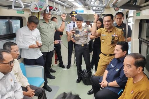 Selain sejumlah pejabat kepala daerah dan menteri, tampak pula influencer yang ikut bareng Jokowi jajal LRT Harjamukti sampai Dukuh Atas.