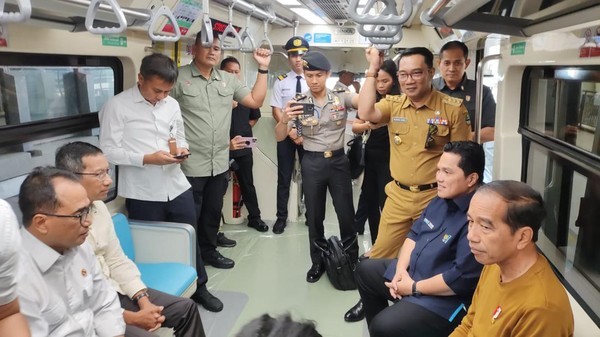 Selain sejumlah pejabat kepala daerah dan menteri, tampak pula influencer yang ikut bareng Jokowi jajal LRT Harjamukti sampai Dukuh Atas.