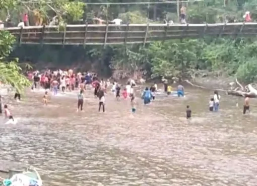 Warga jatuh ke sungai usai jembatan gantung ambruk saat lomba 17 Agustus 2023.