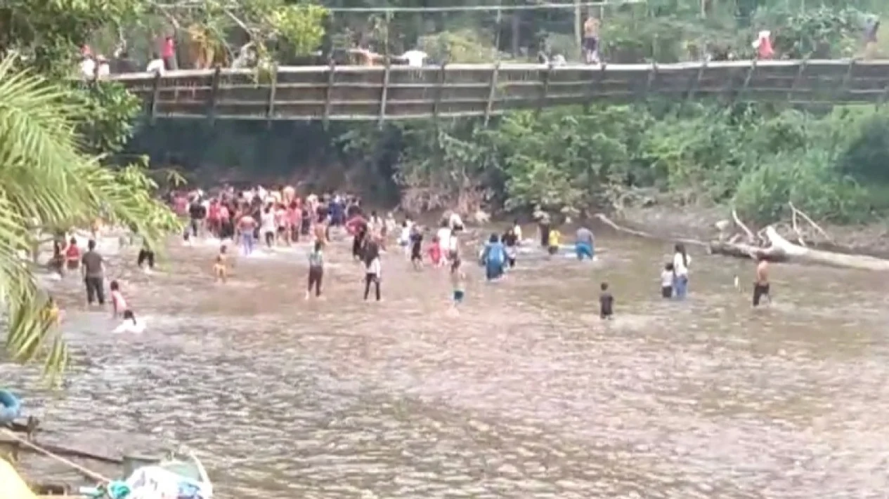 Warga jatuh ke sungai usai jembatan gantung ambruk saat lomba 17 Agustus 2023.