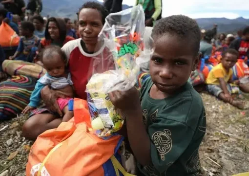 Bantuan kepada korban bencana cuaca ekstrem, kekeringan dan cuaca dingin ekstrem akhirnya tiba di Distrik Sinak, Kabupaten Puncak, Provinsi Papua Tengah, Kamis (3/8/2023), yang mana membuat anak-anak tersenyum menyambut makanan dan mainan.