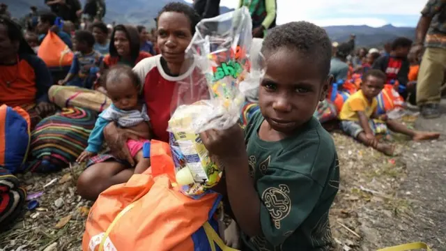 Bantuan kepada korban bencana cuaca ekstrem, kekeringan dan cuaca dingin ekstrem akhirnya tiba di Distrik Sinak, Kabupaten Puncak, Provinsi Papua Tengah, Kamis (3/8/2023), yang mana membuat anak-anak tersenyum menyambut makanan dan mainan.