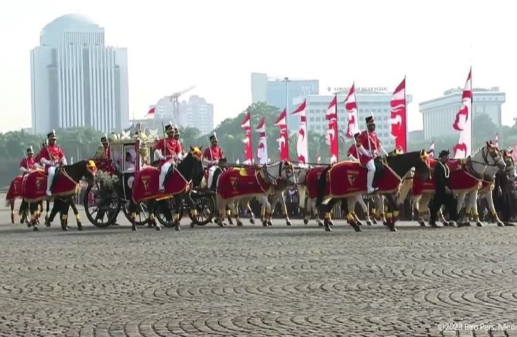 Kereta kencana Ki Jaga Rasa melintas di kawasan Monumen Nasional dalam acara kirab budaya menjelang upacara peringatan kemerdekaan Republik Indonesia, Kamis (16/8/2023). Kereta kencana tersebut membawa duplikat bendera Sang Merah Putih dan teks proklamasi dari Monas menuju Istana Merdeka.