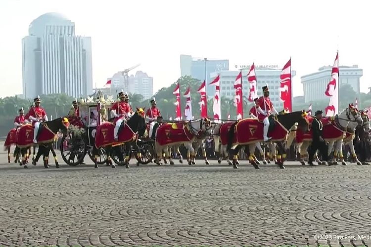 Kereta kencana Ki Jaga Rasa melintas di kawasan Monumen Nasional dalam acara kirab budaya menjelang upacara peringatan kemerdekaan Republik Indonesia, Kamis (16/8/2023). Kereta kencana tersebut membawa duplikat bendera Sang Merah Putih dan teks proklamasi dari Monas menuju Istana Merdeka.