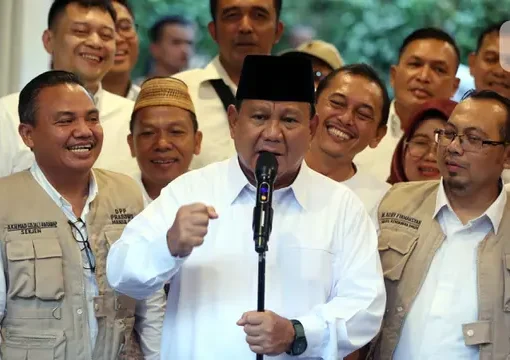 Ketua Umum Partai Gerindra Prabowo Subianto (tengah) bersama relawan Jokowi Mania (Joman) menyampaikan keterangan pers usai melakukan pertemuan di Rumah Kertanegara, Jakarta, Kamis (16/2/2023). Dalam pertemuan tersebut, relawan Joman sepakat mendukung Prabowo Subianto untuk Pilpres 2024 dan bertransformasi menjadi Prabowo Mania 08.