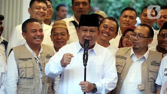 Ketua Umum Partai Gerindra Prabowo Subianto (tengah) bersama relawan Jokowi Mania (Joman) menyampaikan keterangan pers usai melakukan pertemuan di Rumah Kertanegara, Jakarta, Kamis (16/2/2023). Dalam pertemuan tersebut, relawan Joman sepakat mendukung Prabowo Subianto untuk Pilpres 2024 dan bertransformasi menjadi Prabowo Mania 08.