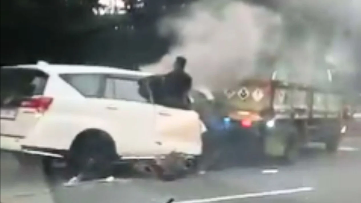 Kecelakaan di Tol Janger Innova tabrak truk.
