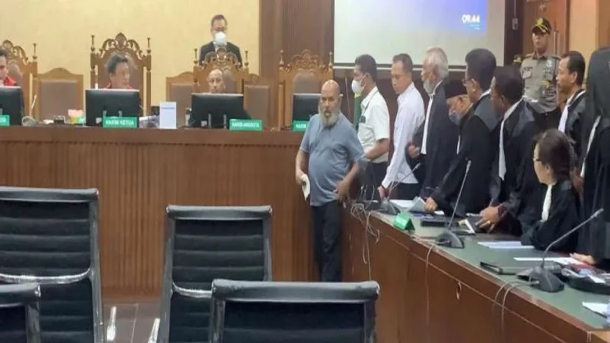 Gubernur Papua nonaktif Lukas Enembe jalani sidang dakwaan.