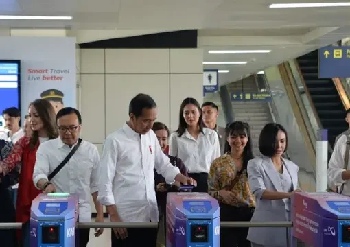Presiden Jokowi, Ari Lasso, dan Yuni Shara saat jajal LRT bareng.