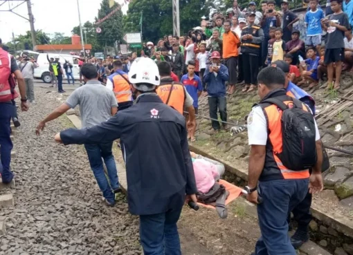 Peristiwa kecelakaan maut Kereta Api (KA) Dhoho dengan Mobil Luxio yang menewaskan 6 orang, di perlintasan KA tak berpalang pintu, di Desa Jabon, Kabupaten Jombang, Jawa Timur.