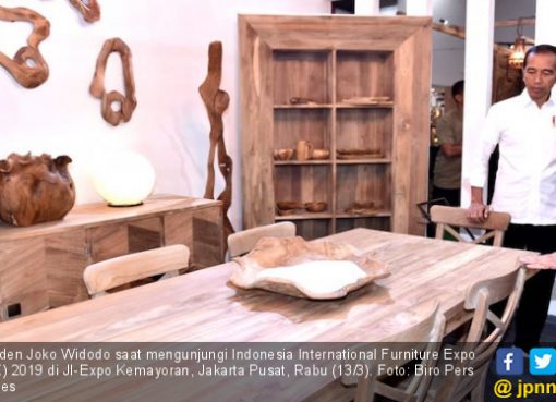 Presiden Jokowo saat melihat Usaha Mebel.
