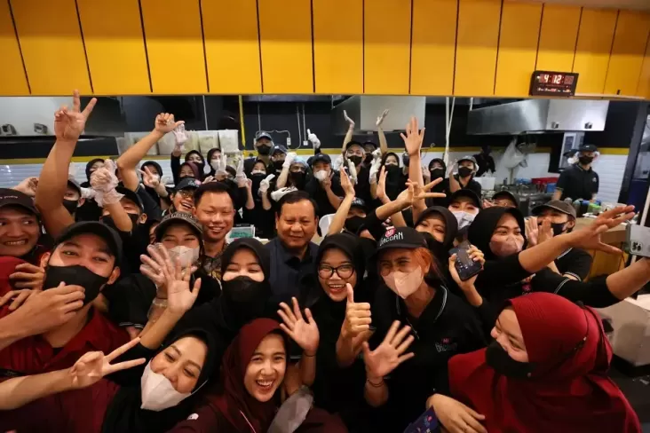 Menteri Pertahanan (Menhan) Prabowo Subianto makan siang di Mie Gacoan Tebet, Jakarta Selatan, Sabtu (5/8/2023).