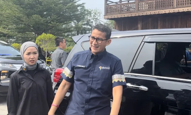 Mobil Sandiaga mogok.