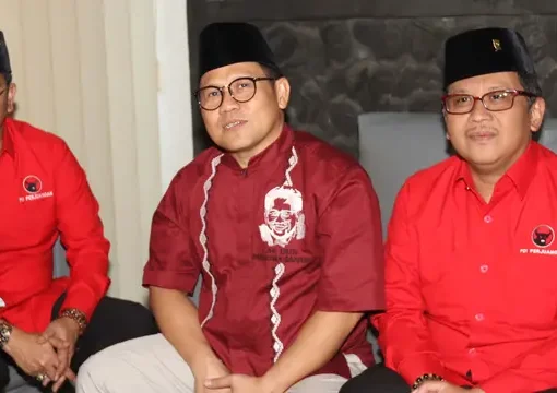 Ketua Umum PKB Muhaimin Iskandar atau Cak Imin (tengah) bersama Sekjen PDIP Hasto Kristiyanto (kanan) dan jajaran pengurus PDIP di Kantor PKB, Jakarta, Selasa (10/4). Pertemuan membahas Pilpres 2019.