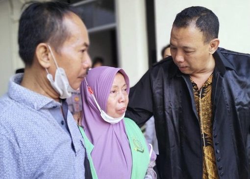 Nenek penjual gorengan di Surabaya, Asfiyatun (60), divonis lima tahun penjara karena menerima paket yang ternyata berisi ganja pesanan anaknya.