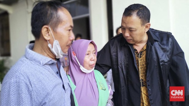 Nenek penjual gorengan di Surabaya, Asfiyatun (60), divonis lima tahun penjara karena menerima paket yang ternyata berisi ganja pesanan anaknya.