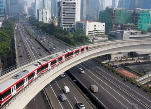 LRT melintas di longspan di kawasan Gatot Subroto - Kuningan.