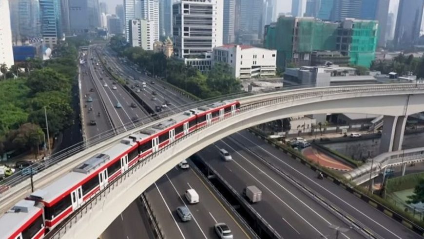 LRT melintas di longspan di kawasan Gatot Subroto - Kuningan.