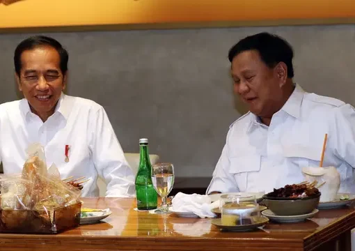 Presiden Jokowi (kiri) saat makan siang bersama Ketua Umum Partai Gerindra Prabowo Subianto.