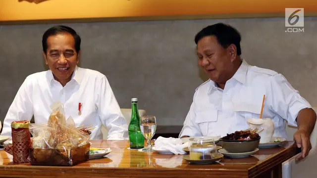 Presiden Jokowi (kiri) saat makan siang bersama Ketua Umum Partai Gerindra Prabowo Subianto.