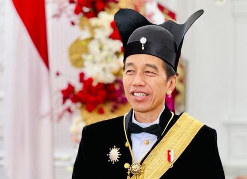 Presiden Joko Widodo mengenakan baju adat Ageman Songkok Singkepan Ageng saat menghadiri Upacara Peringatan Detik-detik Proklamasi Kemerdekaan Republik Indonesia, Kamis (17/8/2023).