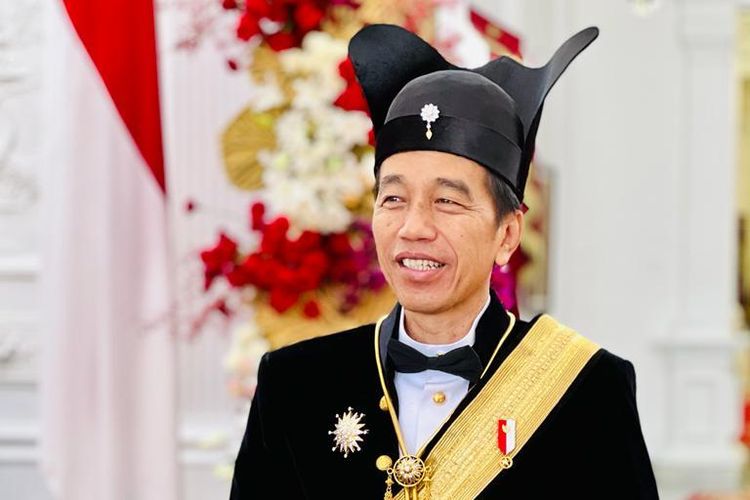 Presiden Joko Widodo mengenakan baju adat Ageman Songkok Singkepan Ageng saat menghadiri Upacara Peringatan Detik-detik Proklamasi Kemerdekaan Republik Indonesia, Kamis (17/8/2023).