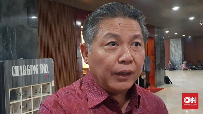 Politikus PDI Perjuangan, Hendrawan Supratikno menanggapi dukungan Golkar dan PAN ke Prabowo Subianto di Pilpres 2024.