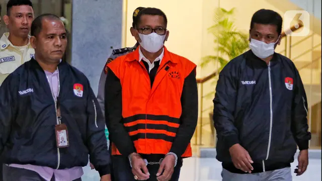 Bupati Kepulauan Meranti, Riau periode 2021 s/d 2024 Muhammad Adil (tengah) digiring petugas usai menjalani pemeriksaan terkait Operasi Tangkap Tangan (OTT) di Gedung Merah Putih Komisi Pemberantasan Korupsi (KPK), Jakarta, Jumat (7/4/2023) malam.