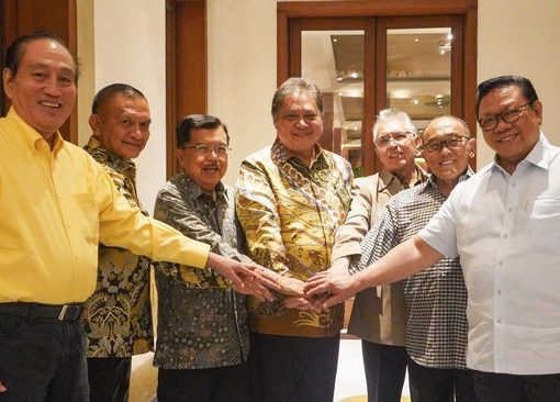 Airlangga Hartarto (tengah) bersama para senior Partai Golkar dan Sekretaris Jenderal Lodewijk F Paulus (dua dari kiri) dalam pertemuan tertutup di Kebayoran Baru, Jakarta, Jumat (4/8).