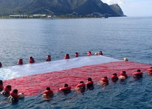 Pembentangan Bendera Merah Putih di Laut Natuna, Indonesia.