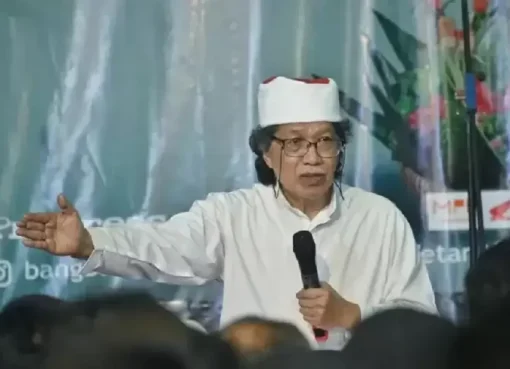 Budayawan Emha Ainun Nadjib atau yang akrab dipanggil Cak Nun.