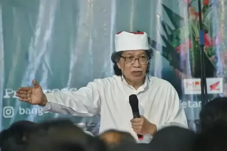 Budayawan Emha Ainun Nadjib atau yang akrab dipanggil Cak Nun.