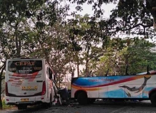 Bus Sugeng Rahayu dengan Bus Eka Tabrakan di Jalan Lintas Ngawi-Madiun.