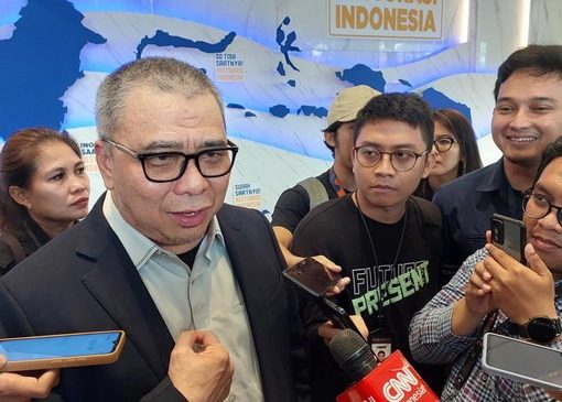 Waketum NasDem mengatakan yang penting syarat untuk memajukan capres terpenuhi, bukan soal koalisi besar atau kecil. Waketum NasDem, Ahmad Ali di kantor pusat NasDem, Gondangdia, Jakarta Pusat, Rabu (12/7).