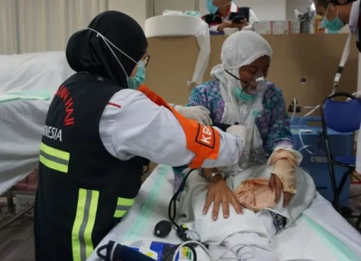 Petugas kesehatan merawat jemaah haji Indonesia yang sakit.