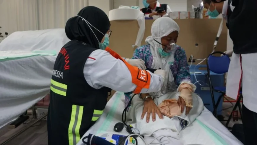 Petugas kesehatan merawat jemaah haji Indonesia yang sakit.