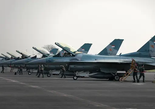 Sebanyak 10 pesawat tempur jenis F-16 Fighting Falcon dari Skadron Udara 3 dan Skadron Udara 14 Lanud Iswahjudi Madiun mendarat di Lanud Halim Perdanakusuma, Jakarta.